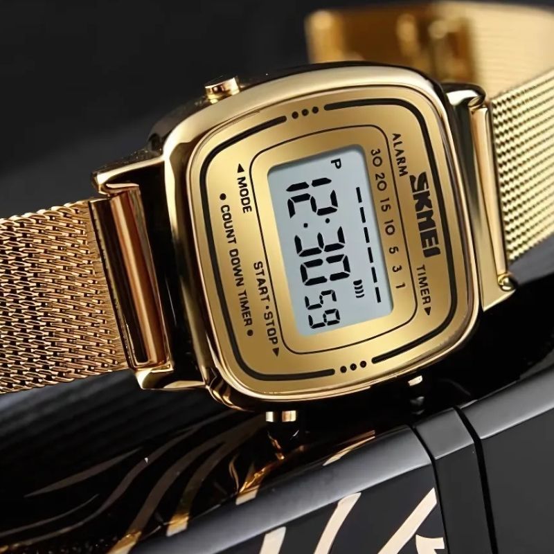 Montre Digitale Femme au Cadran Carré Métallisé