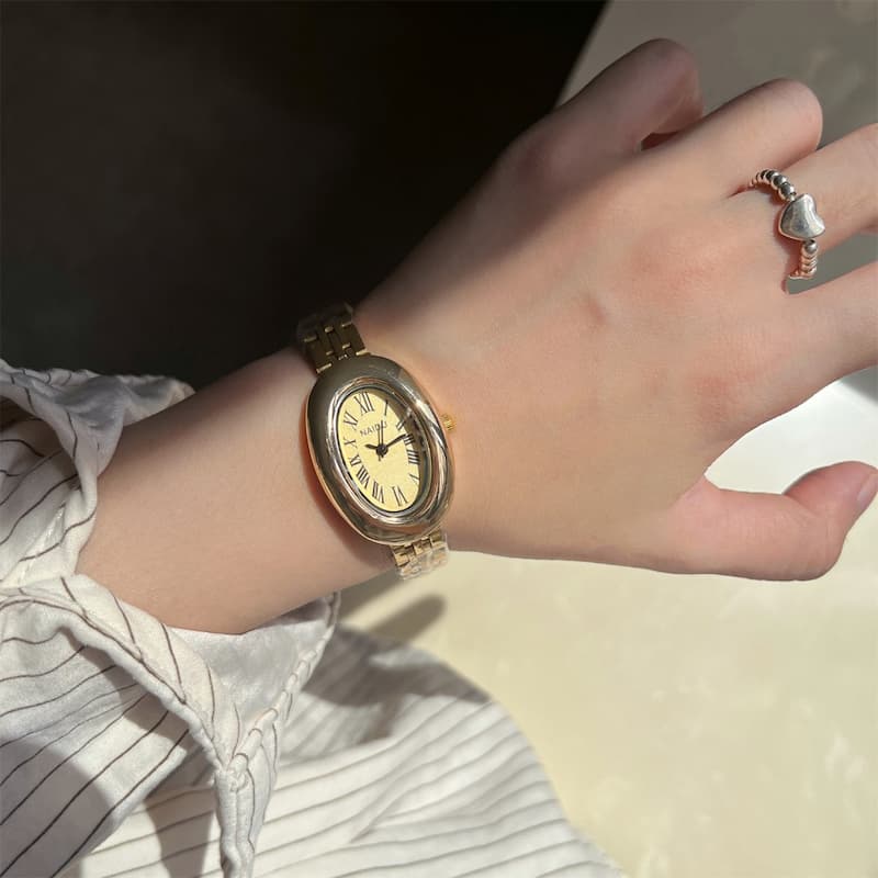 Montre Femme cadran ovale