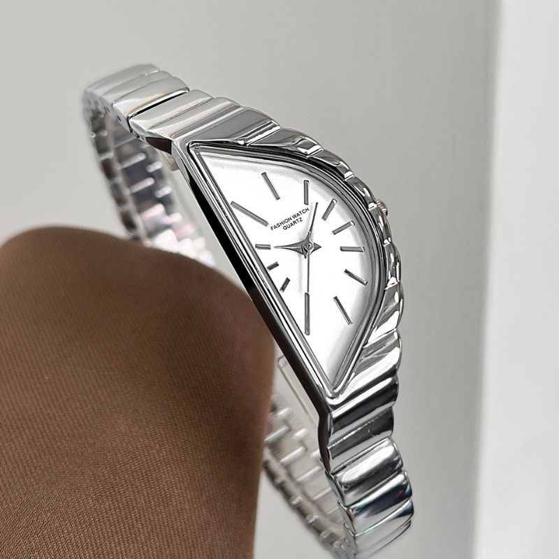Montre Femme Élégante Quartz Cadran Triangulaire et Bracelet Rigide Ondulé