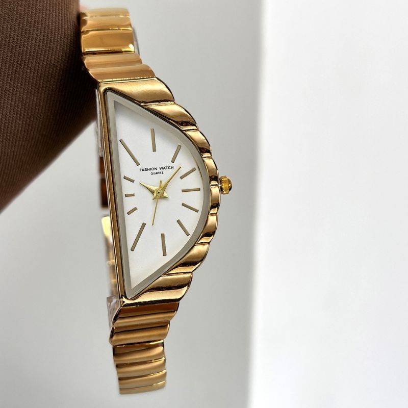 Montre Femme Élégante Quartz Cadran Triangulaire et Bracelet Rigide Ondulé
