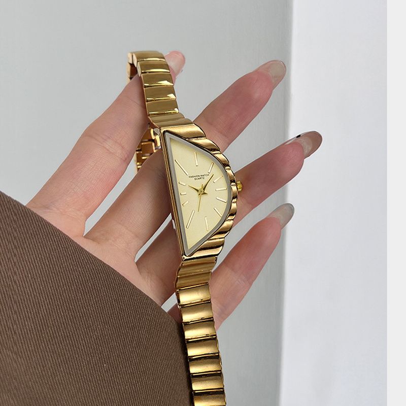 Montre Femme Élégante Quartz Cadran Triangulaire et Bracelet Rigide Ondulé