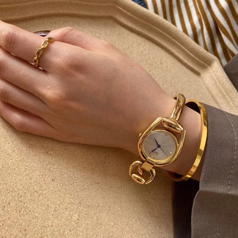 Montre Femme Forme Irrégulière Dorée Quartz Bracelet Fin