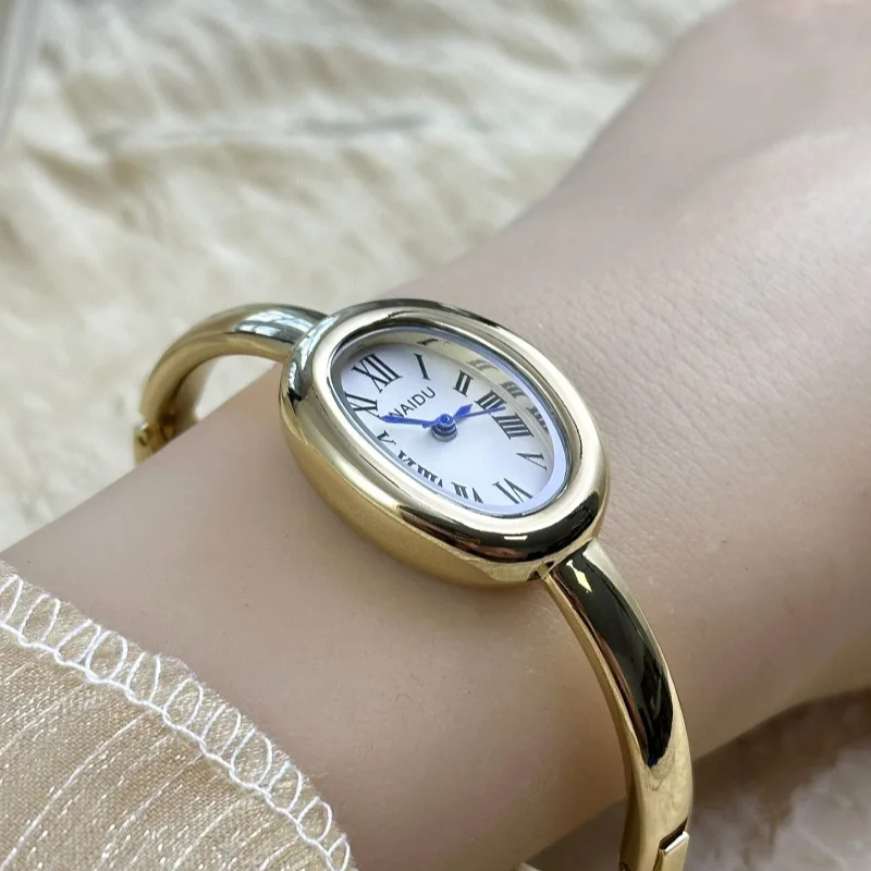 Montre Vintage Femme Ovale Élégante