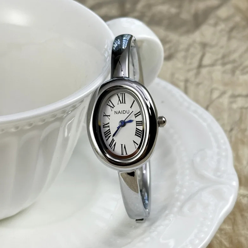 Montre Vintage Femme Ovale Élégante